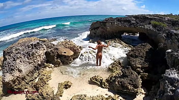 OMG! SEHEN SIE ES AN! Tourist hat ein Video von einem Mädchen gemacht, das in der Nähe des Meeres masturbiert!