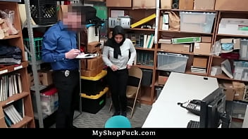 araba che indossa l'hijab beccata a rubare al centro commerciale e punita - MyShopFuck