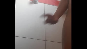 Chaud jeune garçon se masturbe dans la salle de bain