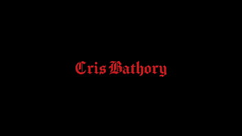 Cris Bathory mea a petición de fans menstruada con algodón en el coño