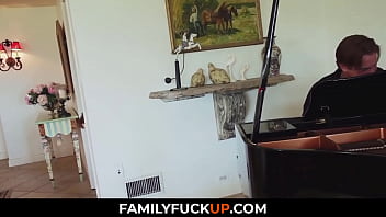 FamilyFuckUp.com - Il patrigno caucasico sbatte la sua figliastra ebano e la nutre con Jizz