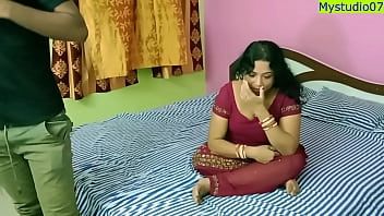Indian Hot xxx Bhabhi hat Sex mit kleinem Penisjungen! Sie ist nicht glücklich!