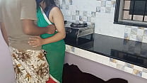 Rima Bhabhi wird morgens auf dem Küchenständer gefickt, als alle im Speisesaal sitzen XXX Küchensex