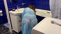 madrastra estaba lavando el baño e inesperadamente recibió una polla en el culo de su hijastro