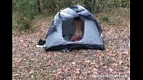 Petite Brunette Sasha cavalca un cazzo duro in una tenda