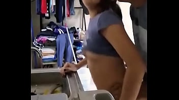 Симпатичная мексиканка-любительница трахается, пока моет посуду