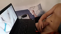 Masturbarsi mentre si guarda un video porno bollente