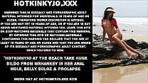 Hotkinkyjo na praia pega um vibrador enorme de mrhankey em seu buraco anal, barriga protuberante e prolapso