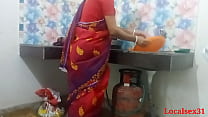 Дези бенгальский дези деревенский индийский бхаби секс на кухне в красном сари (официальное видео от localsex31)