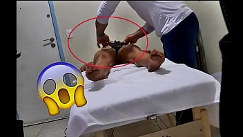 La massaggiatrice cattiva ha tolto le mutandine del suo cliente e ha filmato in segreto