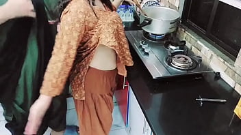 Paquistaní XXX House Wife, ambos agujeros follan en la cocina con audio hindi claro