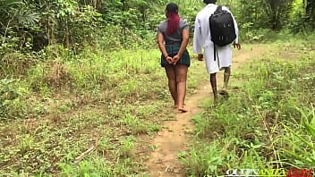 Médecin local faisant des travaux pratiques dans la forêt avec une étudiante amateur Pornstar avec Bbw