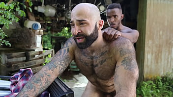 Chico peludo es follado por un chico negro - porno gay interracial