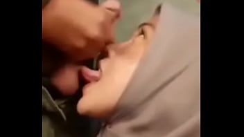 My hijab boyfriend likes to suck dick