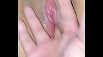 Mädchen mit frisch rasierter rosa Vagina wird in der Badewanne gefingert