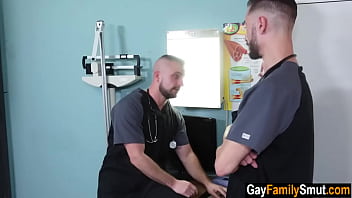 Doctor hermanastros disfrutan del sexo anal gay a pelo | porno gay tabú