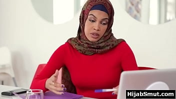 Stiefbruder lehrt muslimischen Stiefschwester Sex