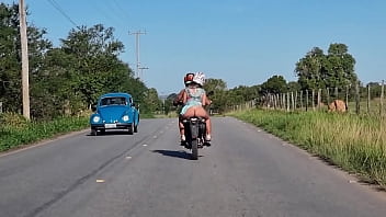 Девушка с большой задницей хвастается на мотоцикле.