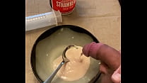Joghurt in die Blase spritzen und dann essen.