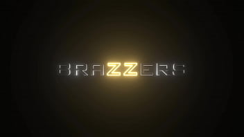 Deslizando em seu saco de - Codi Vore, Gianna Gray / Brazzers / stream completo de www.brazzers.promo/