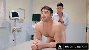 ERWACHSENE ZEIT - Der perverse Arzt steckt seinen großen Schwanz während einer Routineuntersuchung in den Arsch des Patienten!