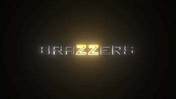 Sneaking Into The Shower - Lauren Pixie / Brazzers / Stream voll von www.brazzers.promo/into