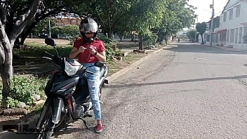 Fremden mit ihrem Motorrad helfen