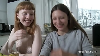 Ersties: Bonnie e Talia retornam para um vídeo de sexo lésbico bizarro