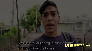 Une jeune femme latine devient gay pour un salaire