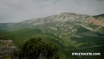Julia Roca fica chapada com sexo nas montanhas