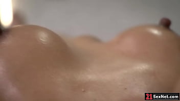 21SexNet.com - chico culo mierda tetona MILF después de masaje