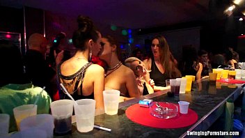 Le lesbiche si divertono nel club