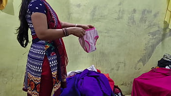 Por mil rupias, la joven sirvienta se quitó el vestido y le mataron el coño.