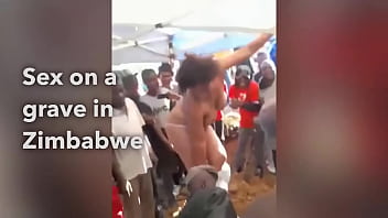Frau aus Simbabwe fickt auf Grab