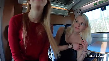 Sexe lesbien risqué dans un train public