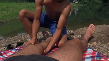 Twink Guy offre un massaggio a un ragazzo che ha appena incontrato in cambio di un po' di soldi - BigStr