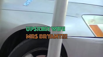 Upskirt Wife # 7 - Mme Bryant est une femme exhibitionniste exhibant sa chatte en public pour son mari voyeur !!! Bonus Upskirt Nikki Brazil Gas Station !!!