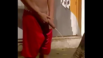 ESPION - Garçon au gros pénis urinant en public - bit.ly/VIDEOSMARRETA
