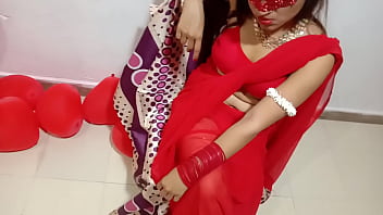 Esposa indiana recém-casada em sari vermelho comemorando o dia dos namorados com seu marido Desi - Full Hindi Best XXX