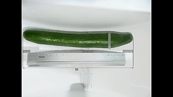 cetriolo grande lungo pieno di culo e sborrata diametro 5,3 cm e 35 cm all'interno in un gioco estivo anale