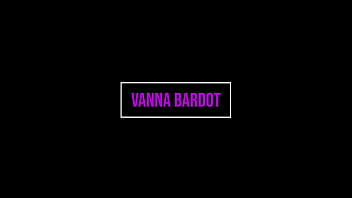 EXCOGI - Vanna Bardot, rousse de 19 ans, suce et baise une bite comme une pro!