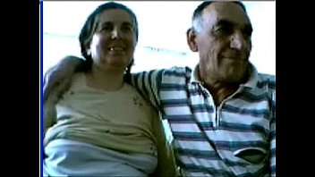 Vieux couple s'amusant sur webcam