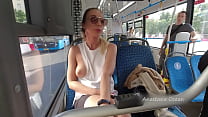 Uma garota anda de ônibus público com seios nus