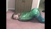Una ragazza fetish adora essere avvolta nella plastica verde con la sua figa rasata