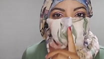 Арабская жена в хиджабе молча мастурбирует до экстремального оргазма в никабе, настоящий сквирт, пока мужа нет дома