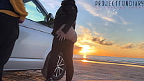 sexe magique au coucher du soleil à la plage - quickie public risqué avec une fille en leggings de yoga serrés, projectfundiary