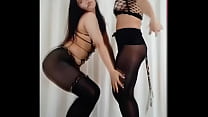 두 개의 아시아 통통한 busty 크 엉덩이 여자 babe 섹시 댄스 나 볼 수