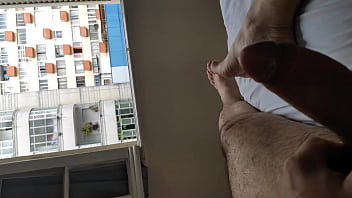 Полная обнаженная мастурбация с открытыми ногами перед множеством окон