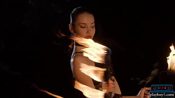 La bella MILF ceca Elilith Noir gioca con il fuoco nuda per Playboy