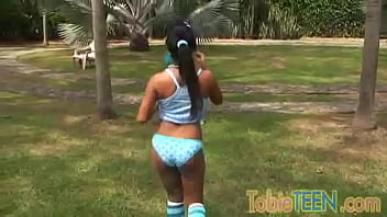 Sexy latina Tobie joven disfrutando de la acción en solitario